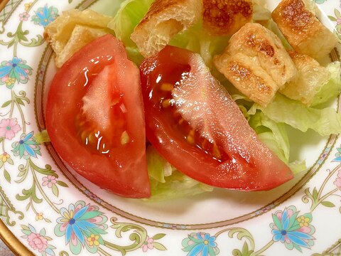 カリカリ油揚げとトマトとレタスのサラダ